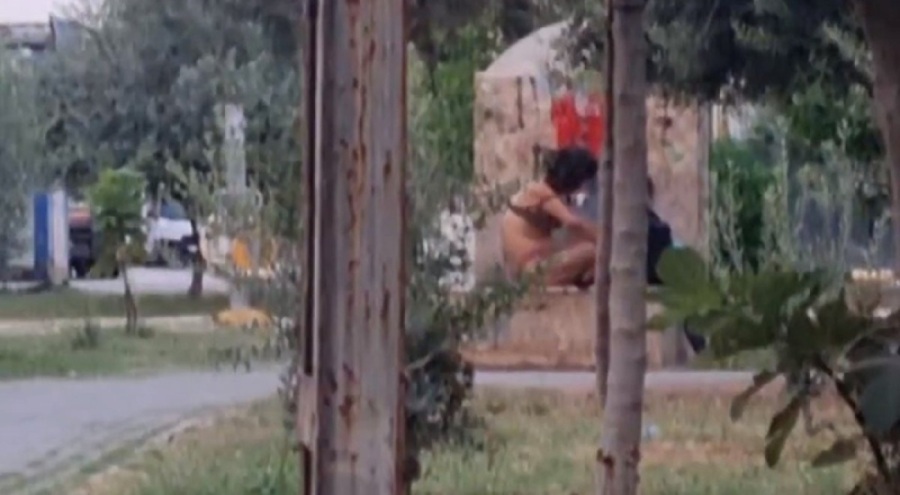 Adana'da parkta soyunan kadının yaptıkları herkesi şoke etti