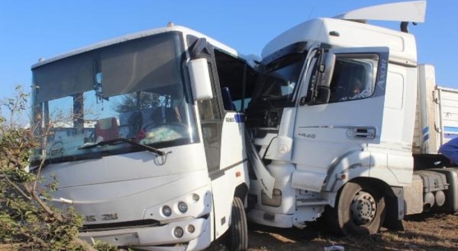 İşçi servisi ile TIR çarpıştı! Çok sayıda yaralı