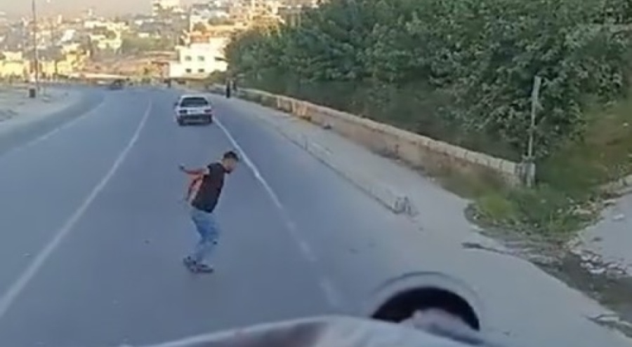 Motosikletlinin ölümle burun buruna geldiği an kamerada