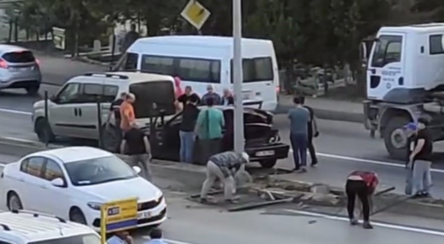 Bursa'da freni patlayan kamyon otomobile çarpıp bariyerleri aştı: Yaralılar var!