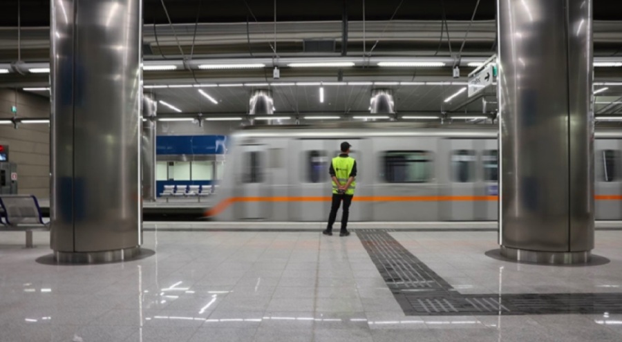 Yunanistan'da işçi ve memurlar 24 saatliğine iş bıraktı