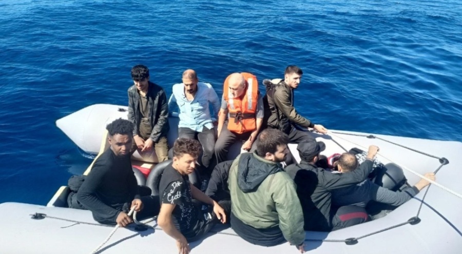 Ayvalık'ta 13 düzensiz göçmen kurtarıldı