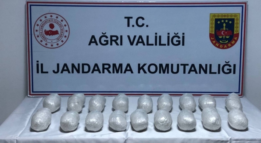 2 düzensiz göçmen, çantalarında 20 kilo metamfetaminle yakalandı