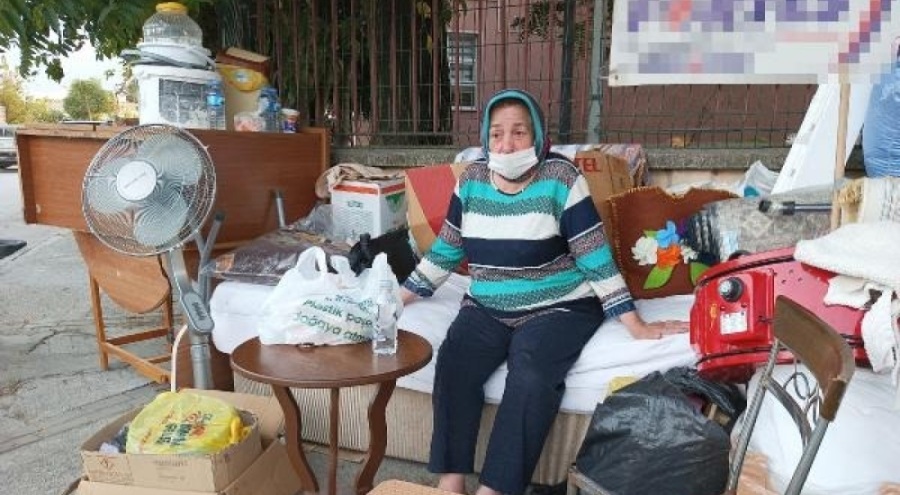 Bursa'da anlaştığı ev başkasına kiralanınca yaşlı kadın eşyalarıyla sokakta kaldı