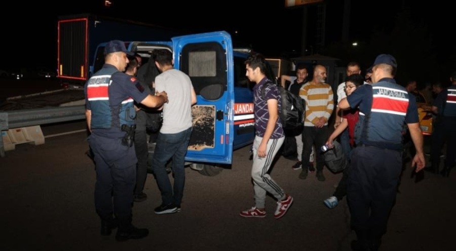 11 düzensiz göçmen apartman dairesinde yakalandı