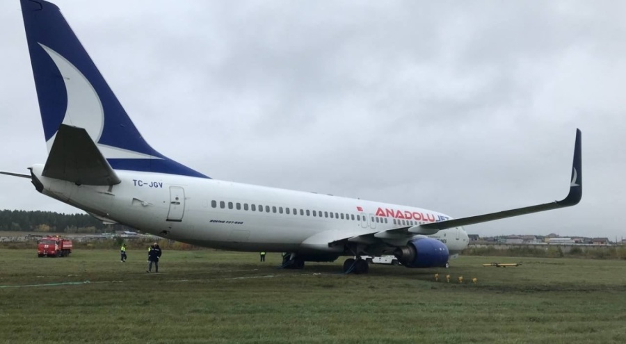 Anadolujet uçağı toprak zemine saplandı