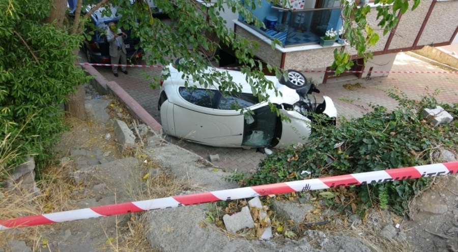 Korkutan kaza! Otomobil apartman boşluğuna düştü