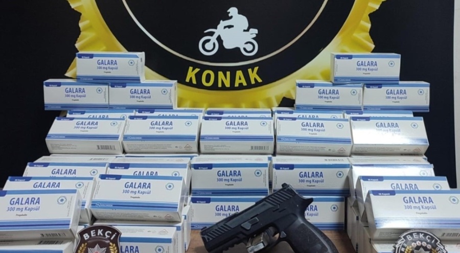 İzmir'de şüphe edilerek durdurulan araçtan binlerce sentetik hap çıktı