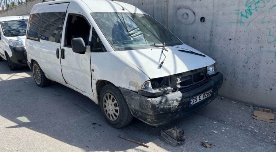 Eskişehir'de öfkeli kadın eski eşinin aracını parçaladı