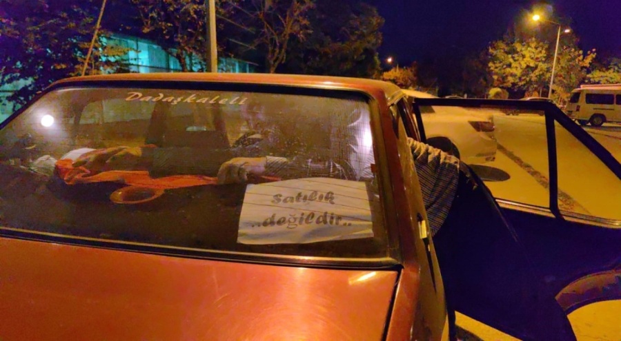 Bursa'da tekliflerden bıkan araç sahibi "satılık değildir" yazısıyla önlem aldı
