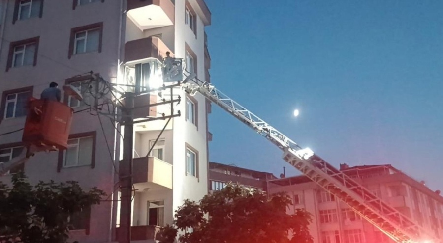 Elektrik panosundan yangın çıktı! Vatandaşlar mahsur kaldı