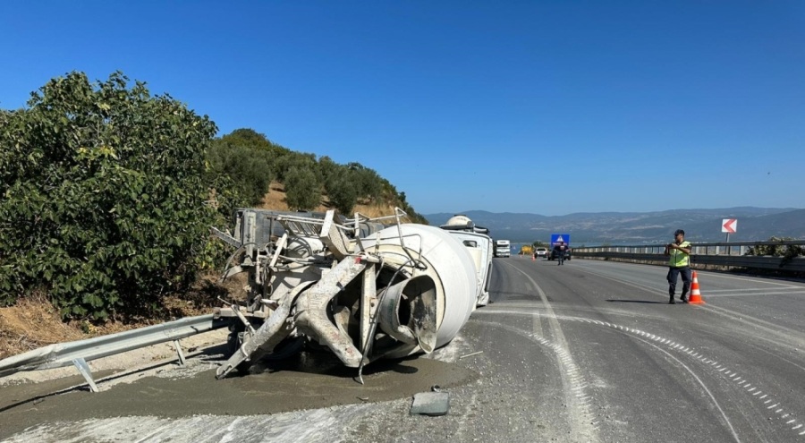 Bursa'da beton mikserleri virajda birbirine girdi! Viyadüğe uçan sürücü can verdi