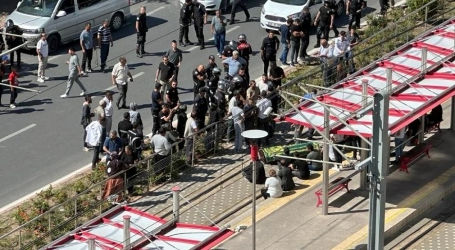 Tramvay kazasında oğullarını kaybeden aileden tabutlu eylem