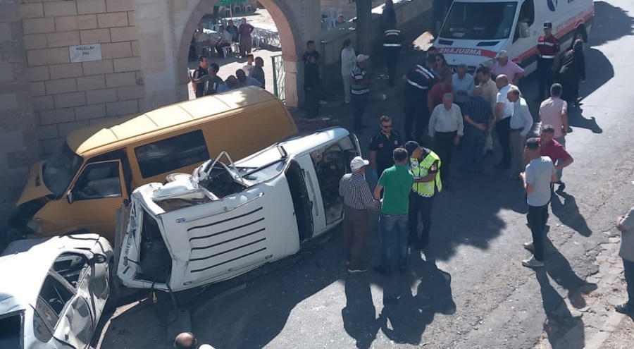 Minibüs park halindeki 6 araç ve yayalara çarptı: Ölü ve yaralı var