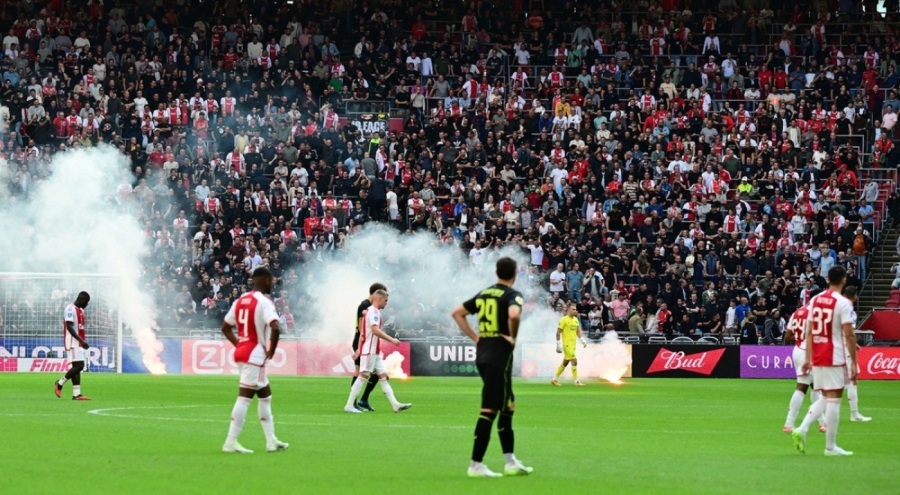 Ajax-Feyenoord maçında ortalık karıştı!
