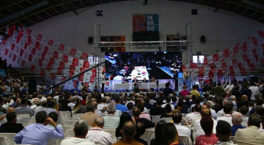 CHP Manisa'da değişimcilerin adayı kazandı