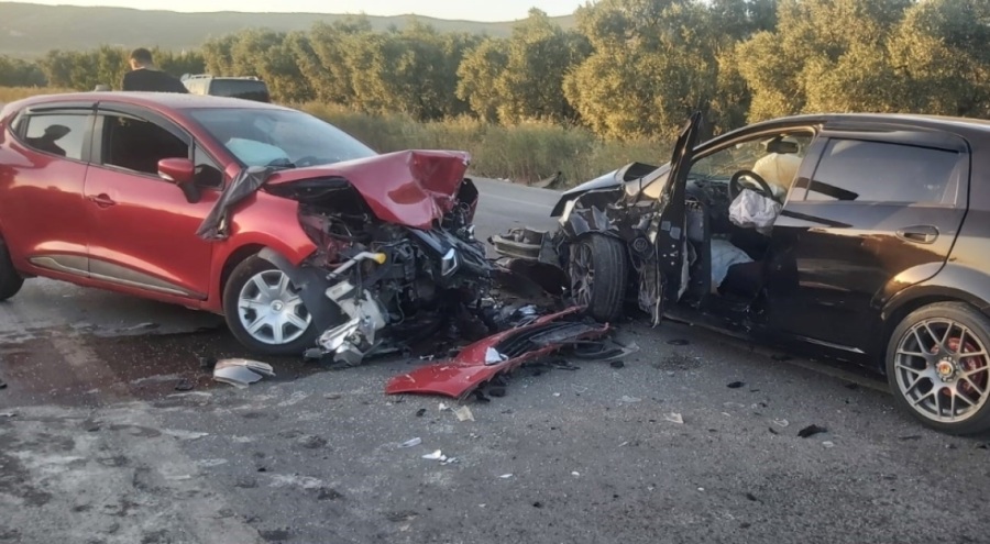 Bursa'da virajı alamayan otomobil karşıdan gelen iki otomobile çarptı!