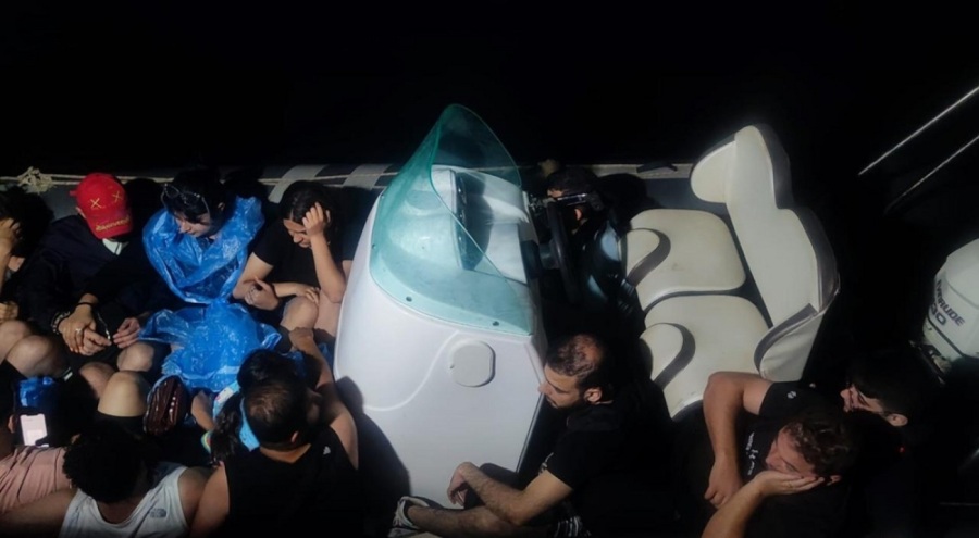 Lastik botla yurt dışına kaçan 16 düzensiz göçmen yakalandı