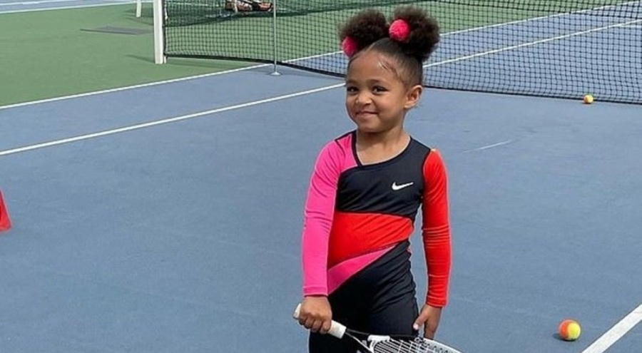 Küçük kız, annesi Serena Williams'ın izinden gidiyor