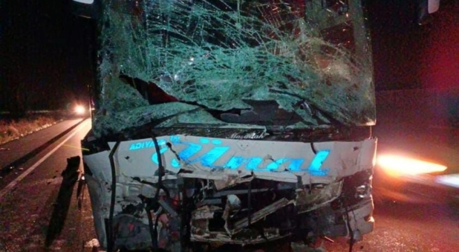 Otomobil ile yolcu otobüsü çarpıştı! Ölü ve yaralılar var