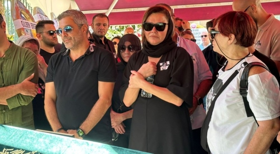 Deniz Seki annesini son yolculuğuna uğurladı