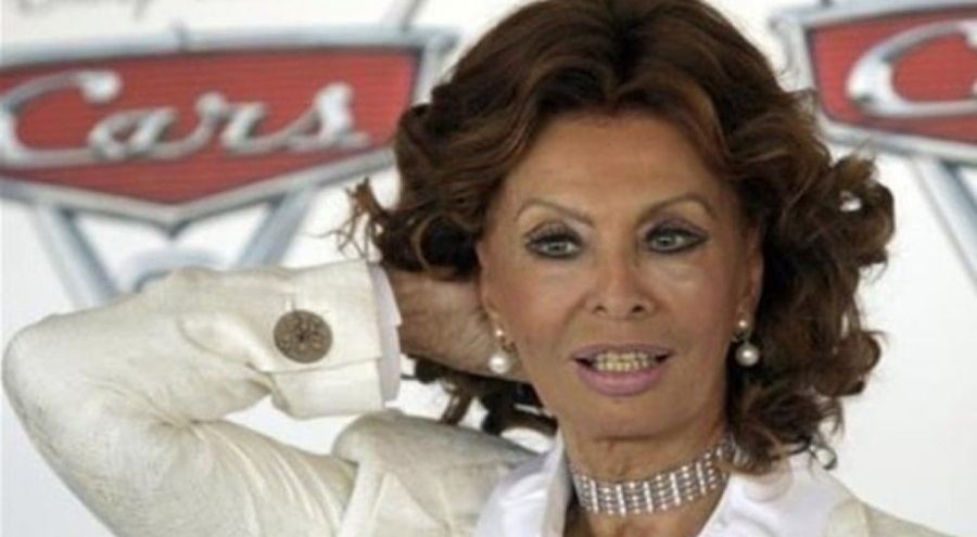 Sinema efsanesi Sophia Loren hastaneye kaldırıldı