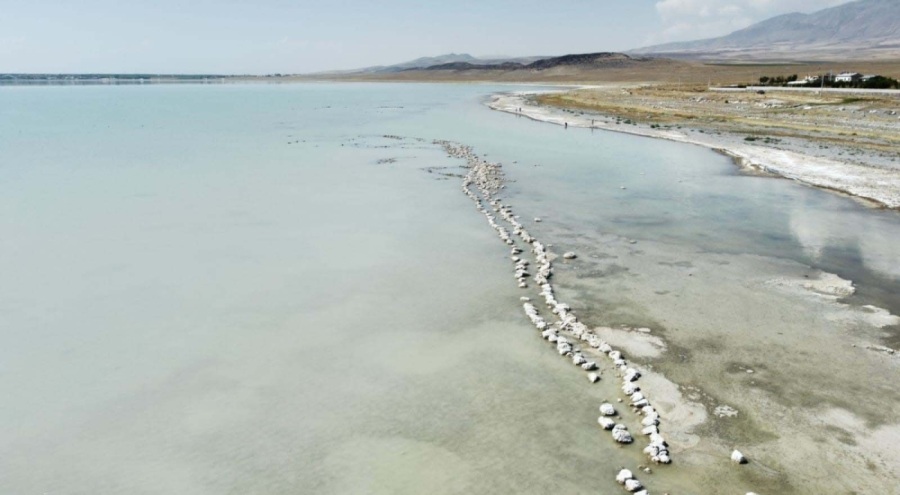 Arin Gölü çekildi! Ortaya duvar kalıntıları çıktı