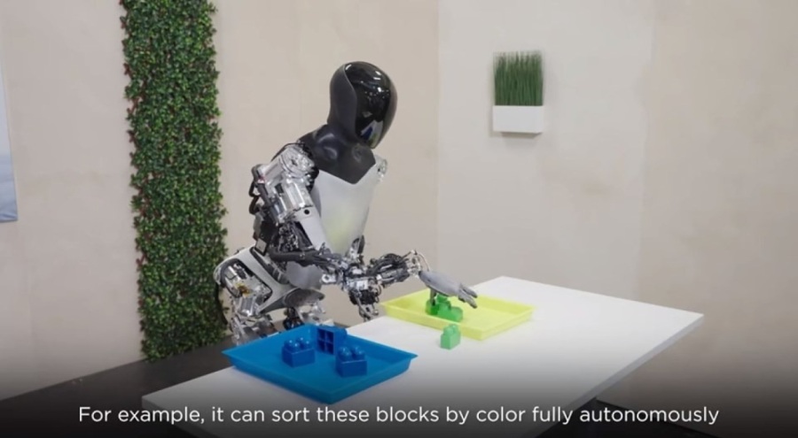 Elon Musk'tan insansı robota güncelleme