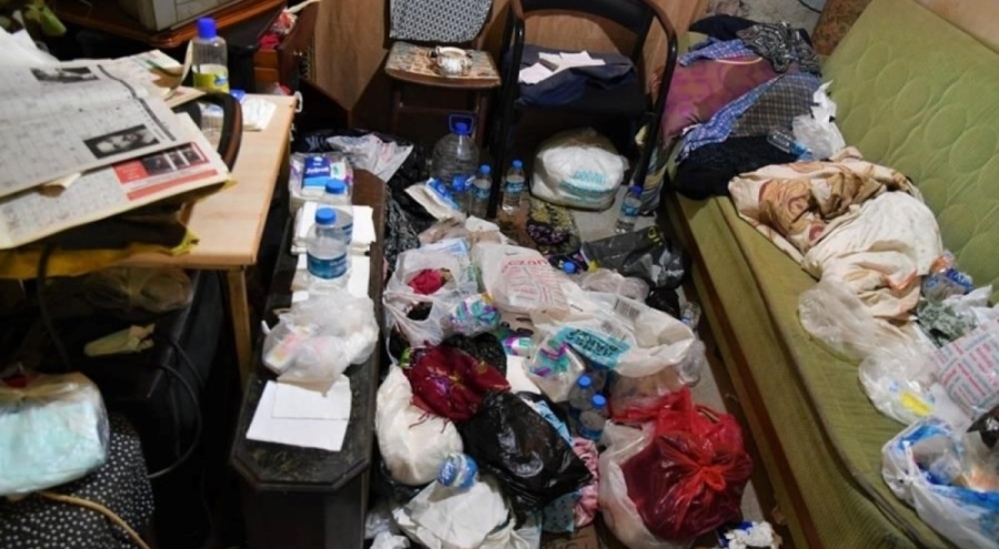 Yıllarca çöp biriktiren kadının evinden 2 kamyon çöp çıktı