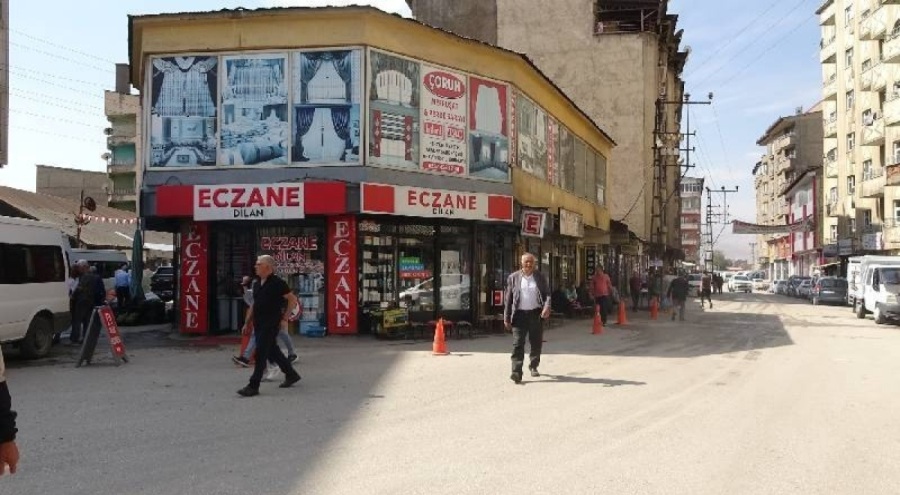 İlaç almak için gittiği eczanenin önünde hayatını kaybetti