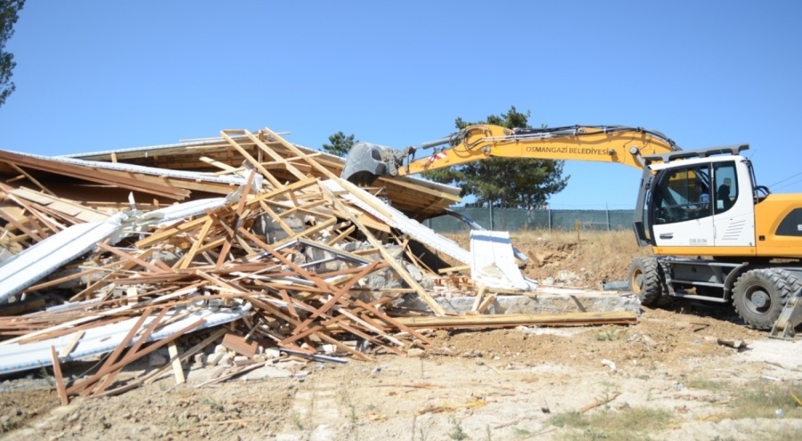 Bursa'da kaçak villa inşaatı yıkıldı