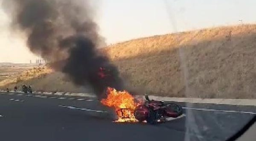 Motosiklet devrilip, alev aldı!