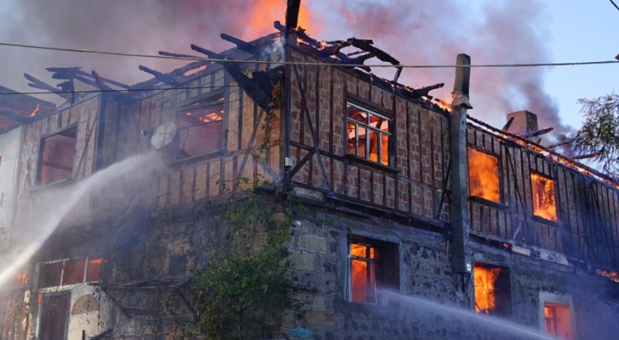 Yangında evler küle döndü!