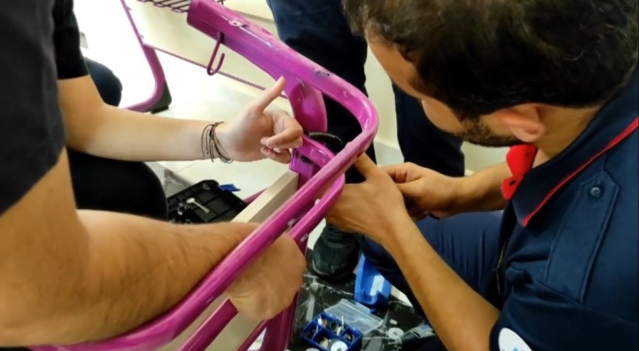 Liseli kız parmağını sıraya sıkıştırdı! Çıkaramayınca...