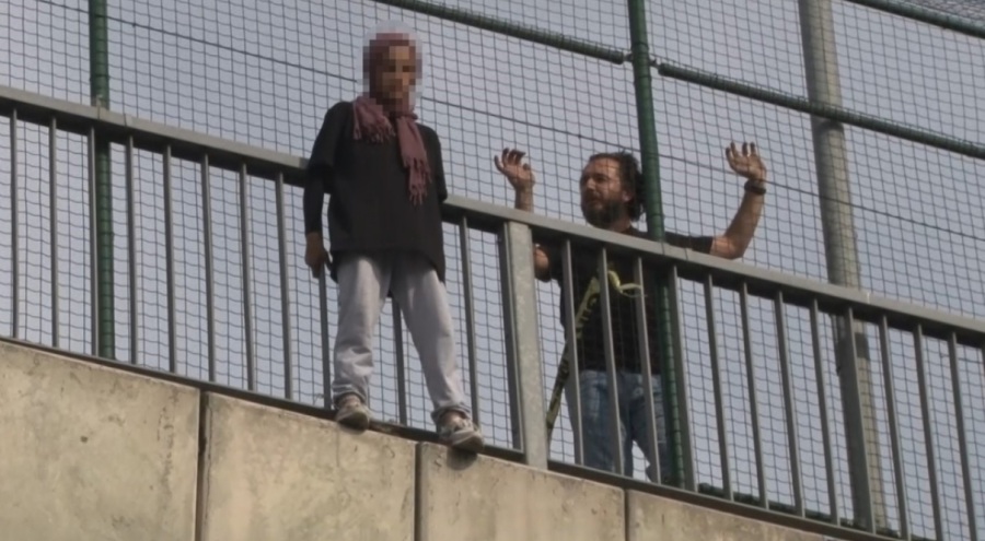 TEM Otoyolu'nda genç kadından intihar girişimi