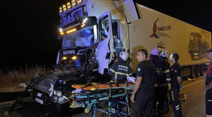 Edirne'de korkunç kaza: İki TIR çarpıştı!