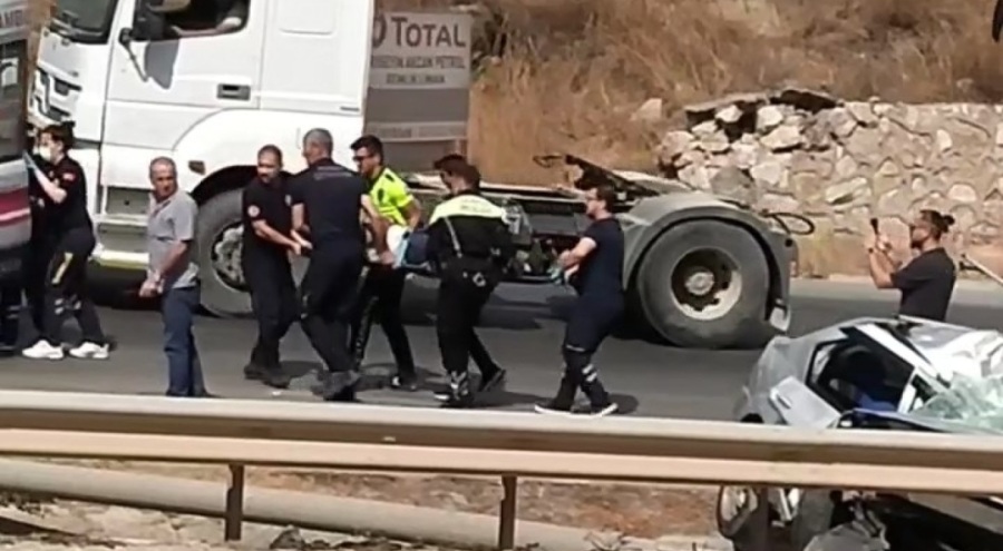 Bursa'da bariyerlere çarpan otomobil refüje daldı: 2 yaralı