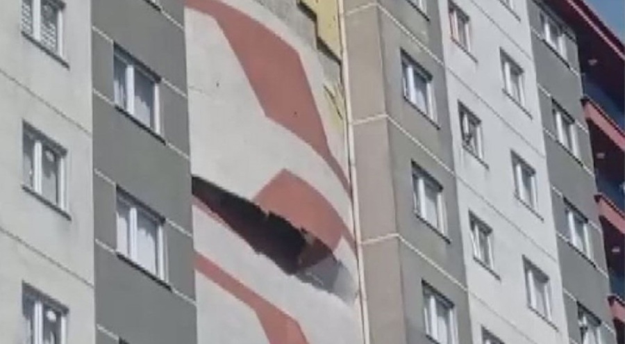 İstanbul'da 15 katlı binanın kaplamaları düştü