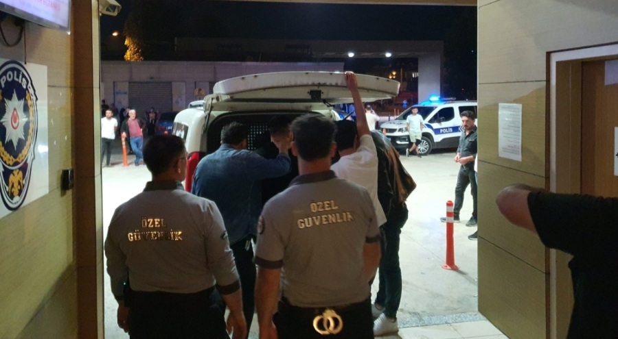Bursa'da hastaneye giden iki arkadaşın tartışmasında silahlar çekildi!