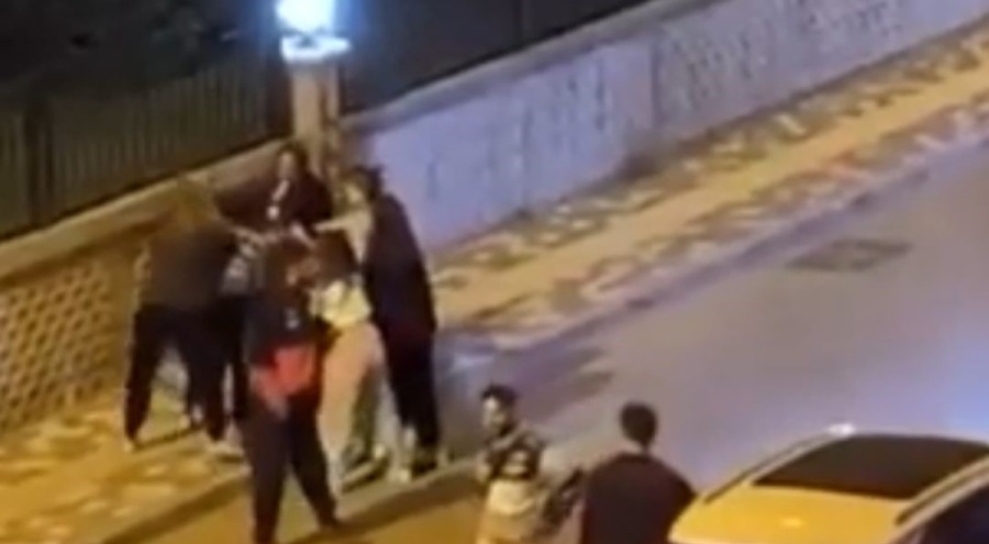 Bursa'da kadınların kavgasını ayırmak yerine izlediler!