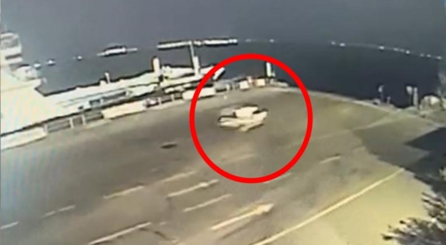 Hafif ticari araç feribota binerken denize uçtu!