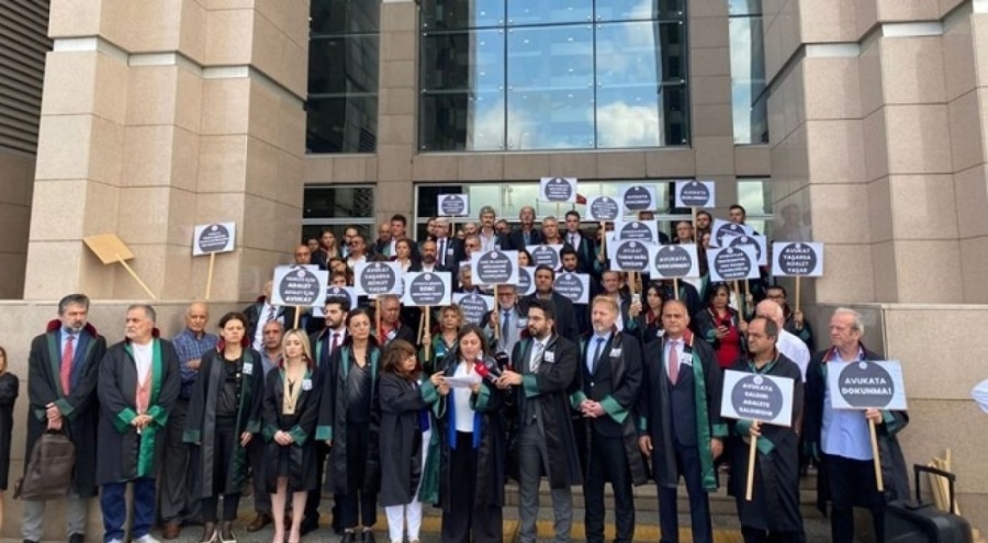 Avukatlardan adliye önünde şiddete yönelik protesto