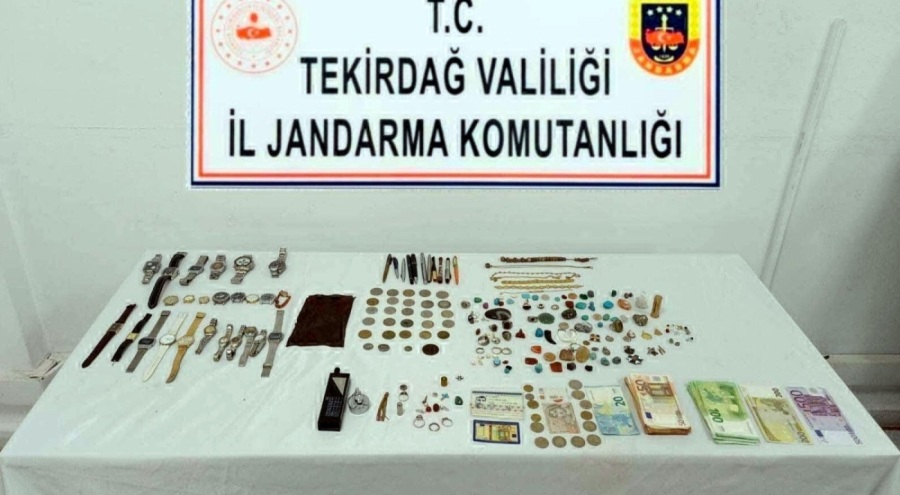 İranlı kaçağın çantasında saat ve objeler ele geçirildi