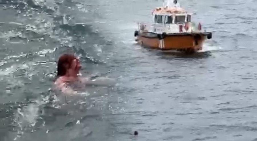 İstanbul'da bir yolcu vapurdan denize düştü