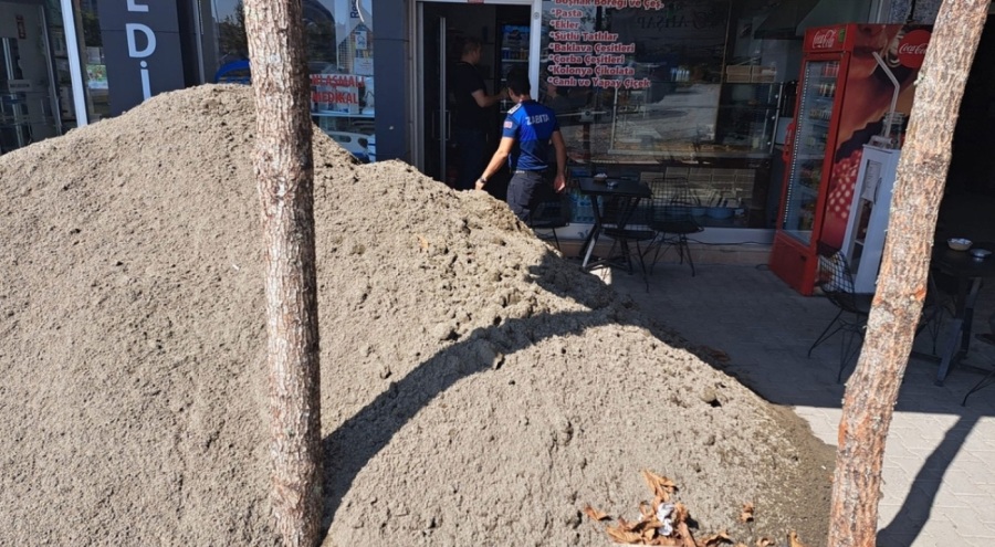 Kiracısının işlettiği pastanenin önüne kum döken iş yeri sahibine 30 bin lira ceza!