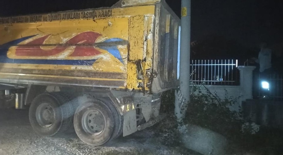 Park halindeyken freni boşalan kamyon elektrik direğine çarptı