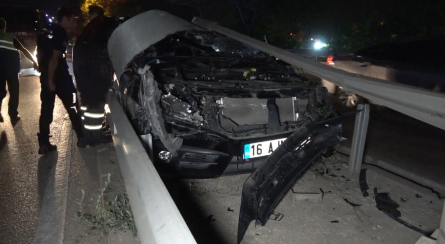 Bursa'da refüje çarpan sürücü, otomobili bırakıp kaçtı!
