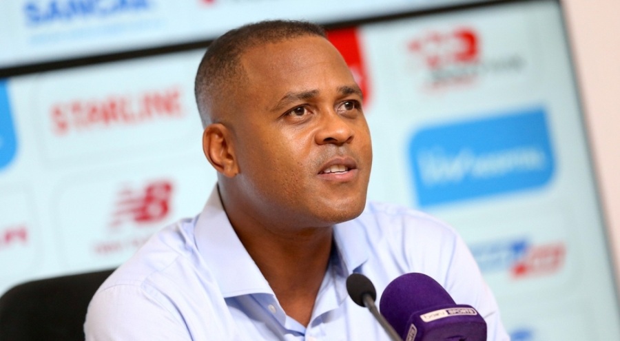 Adana Demirspor'un teknik direktörü Kluivert: Buraya gelen takımlar istediklerini kolay kolay yapamaz