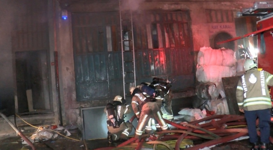 İstanbul Bayrampaşa'da 4 katlı iş hanında yangın