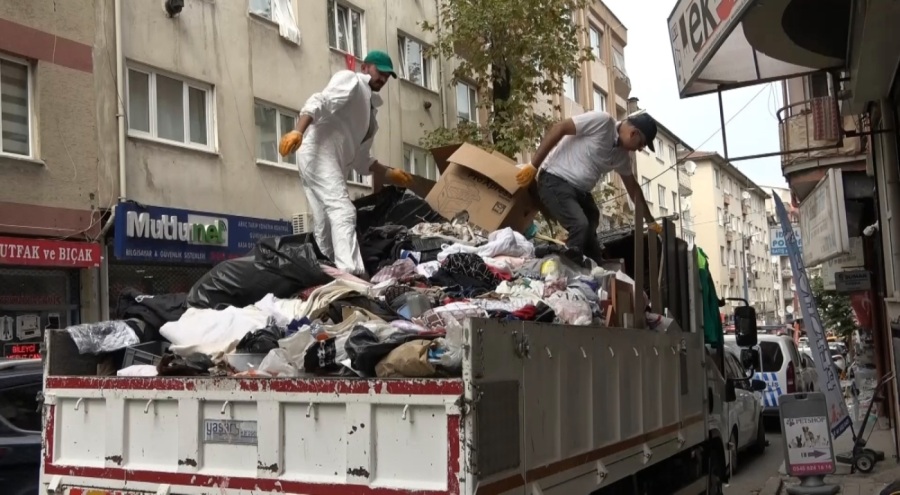 Bursa'da sokak sokak topladığı çöpleri babasının evinde biriktirdi